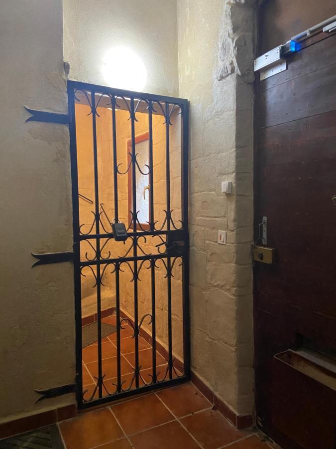 Appartement A 50 M De La Place Aux Herbes 于泽斯 外观 照片